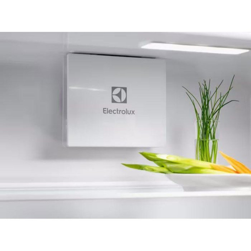 Холодильник з морозильною камерою Electrolux LNG7TE18S